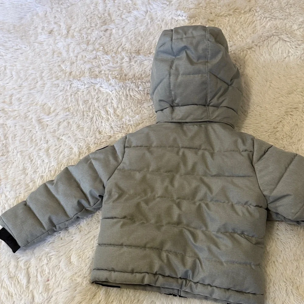 Nike Kids Light Gray Hooded Puffer Jacket with Black Accents